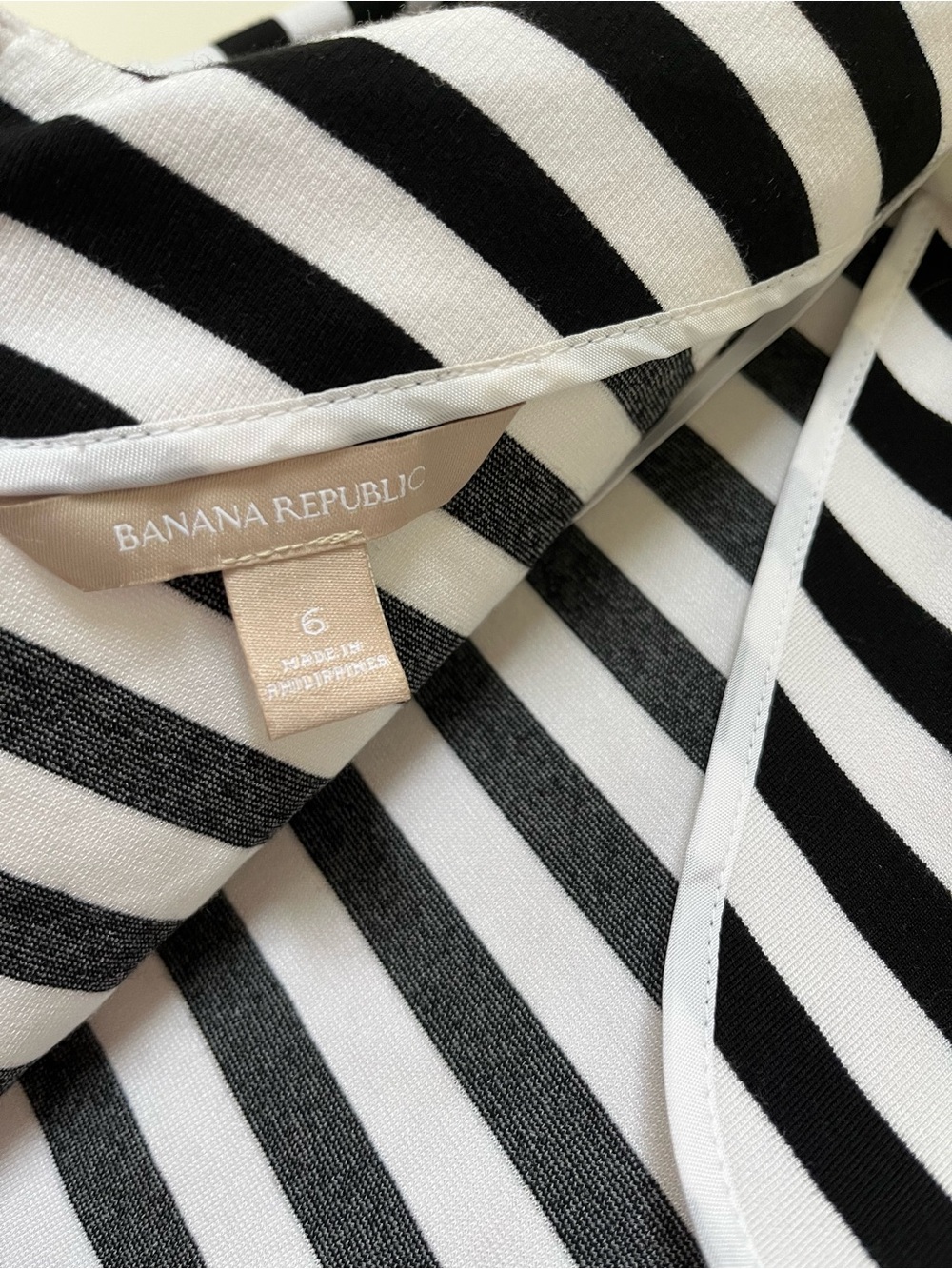 Banana Republic Dress ~ Stripped Black & White ~ Flattering Fit Ponte ~ Size: 6 - Picture 8 of 8